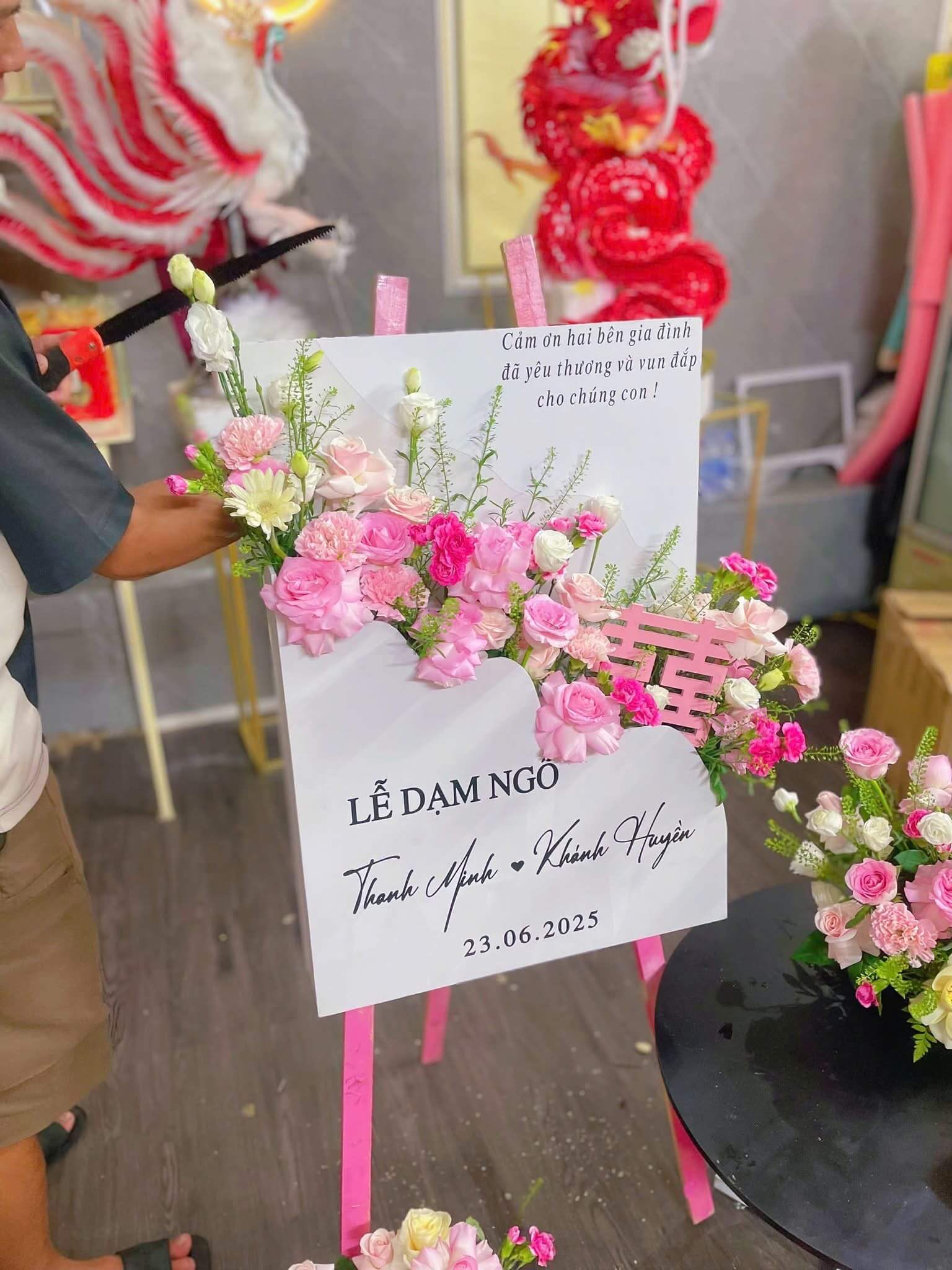 Bảng welcome đám cưới căm hoa tươi trang trí 20 Bảng cưới cắm hoa