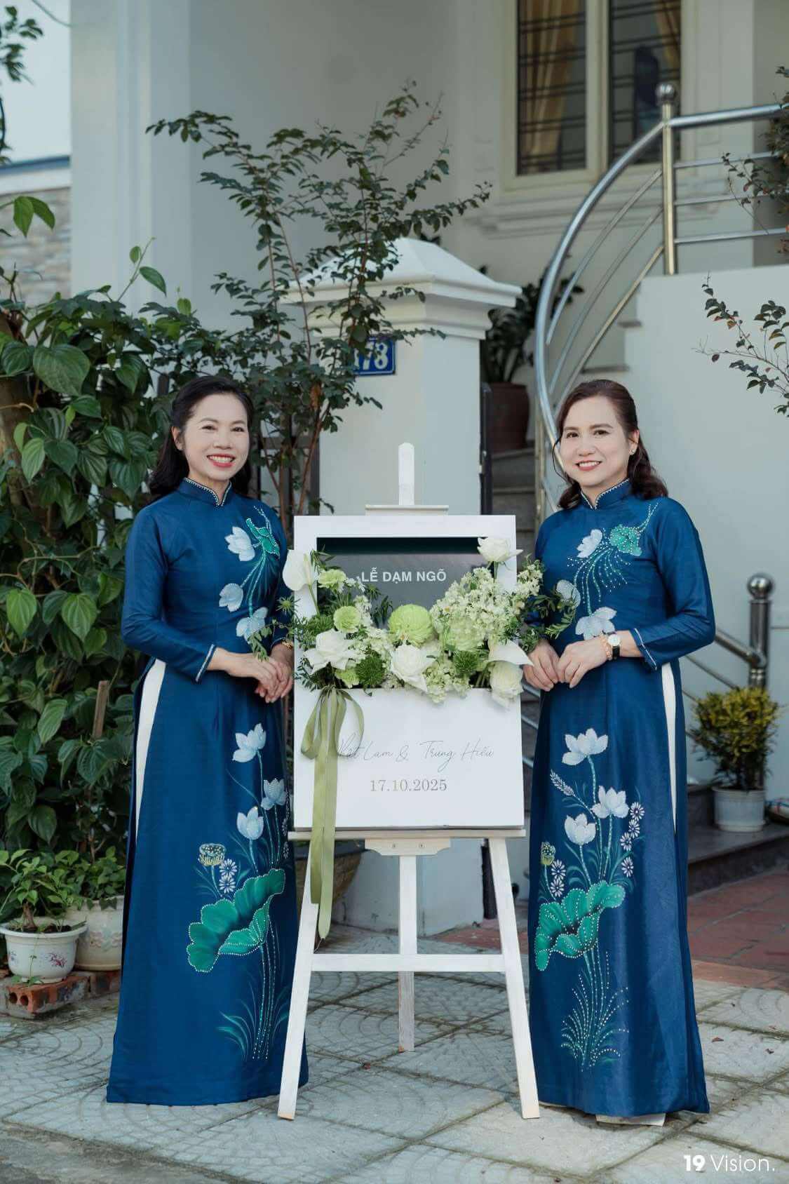 Bảng welcome đám cưới căm hoa tươi trang trí 18 Bảng welcome đám cưới