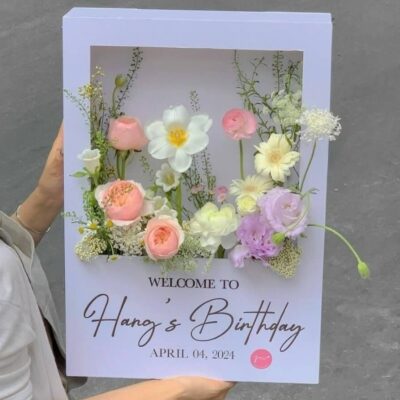 Bảng welcome đám cưới căm hoa tươi trang trí 17 Bảng cắm hoa chúc mừng sinh nhật