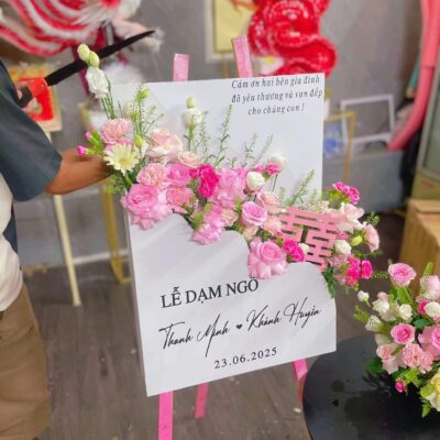 Bảng welcome đám cưới căm hoa tươi trang trí 13 Bảng cưới cắm hoa