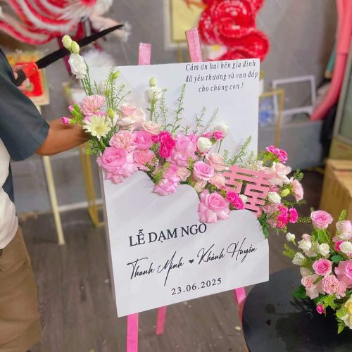 Bảng cưới cắm hoa