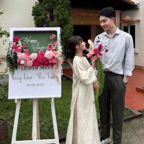 Bảng welcome đám cưới căm hoa tươi trang trí