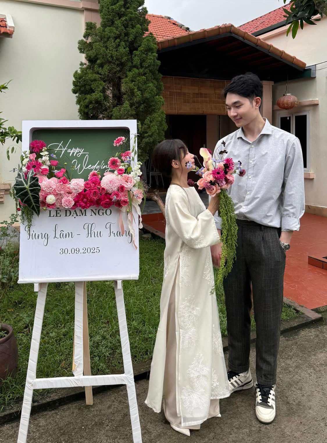 Bảng welcome đám cưới căm hoa tươi trang trí 1 Bảng welcome đám cưới căm hoa tươi trang trí